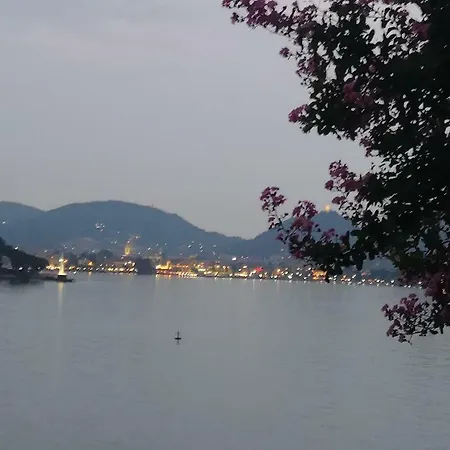 Lakeviewcabin 3* コモ